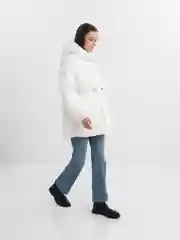 Белый женский пуховик зимний