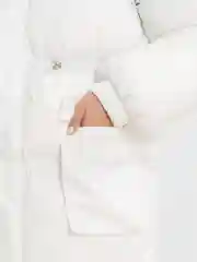 Белый женский пуховик зимний
