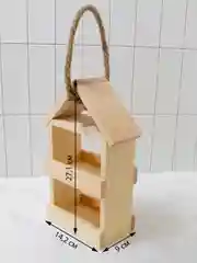 Деревянная кормушка для птиц
