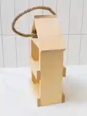 Деревянная кормушка для птиц