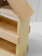 Деревянная кормушка для птиц