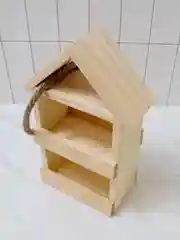 Деревянная кормушка для птиц