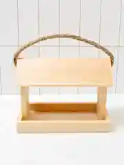 Деревянная кормушка для птиц