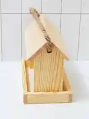 Деревянная кормушка для птиц