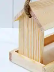 Деревянная кормушка для птиц