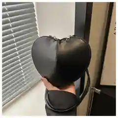 Сумка сердце, сумка кроссбоди, круглая сумка, трендовая сумка