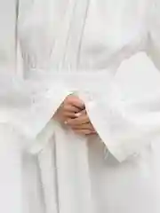 Платье женское белое с перьями