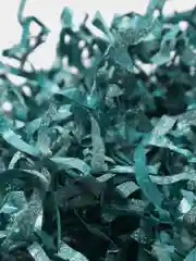 Бирюзовый наполнитель с блёстками для подарочных коробок  100 гр