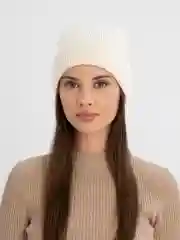 Белый шапка женская вязанная на осень, весну и зиму