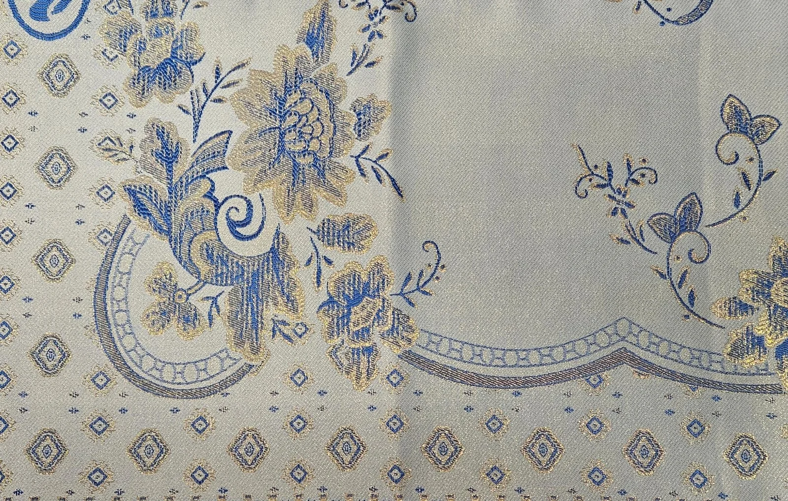 Серый скатерть Новогодняя.Состав ткани - полиэстер.Размер-150/220, 120/150