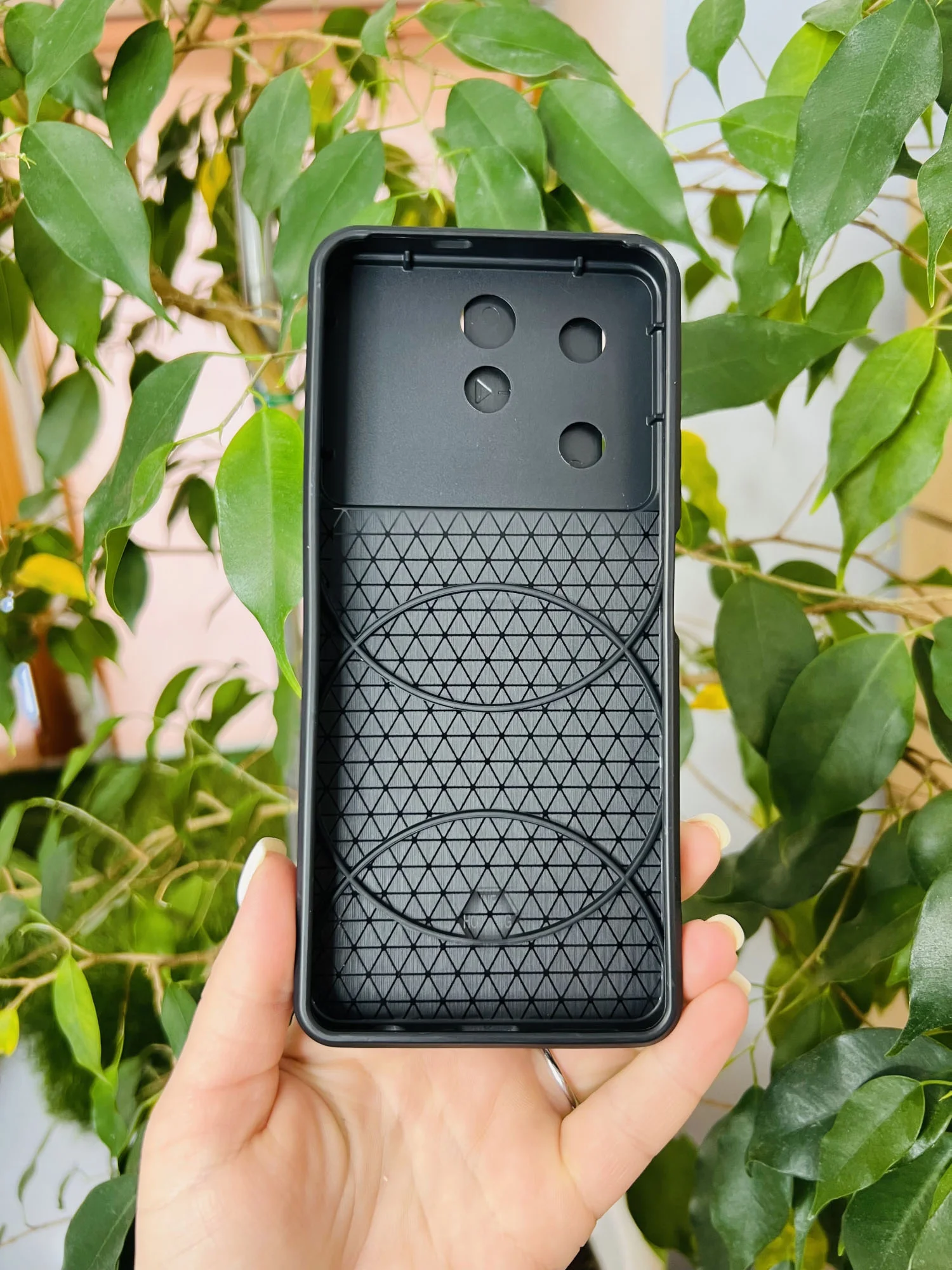 Черный чехол противоударный для Infinix Hot 40 и 40 Pro/Инфиникс Хот 40 и 40 Про с защитой камеры