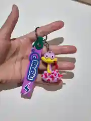 Фиолетовый брелок змея отчертенка