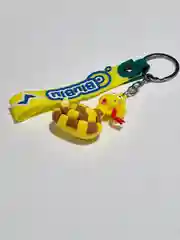 Желтый брелок змея отчертенка