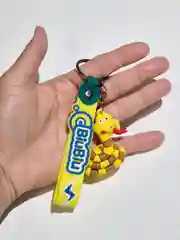 Желтый брелок змея отчертенка