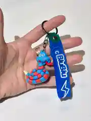 Синий брелок змея отчертенка