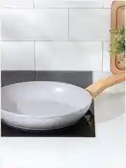 Белый сковорода кованая Magistro Natural, ручка soft-touch, антипригарное покрытие