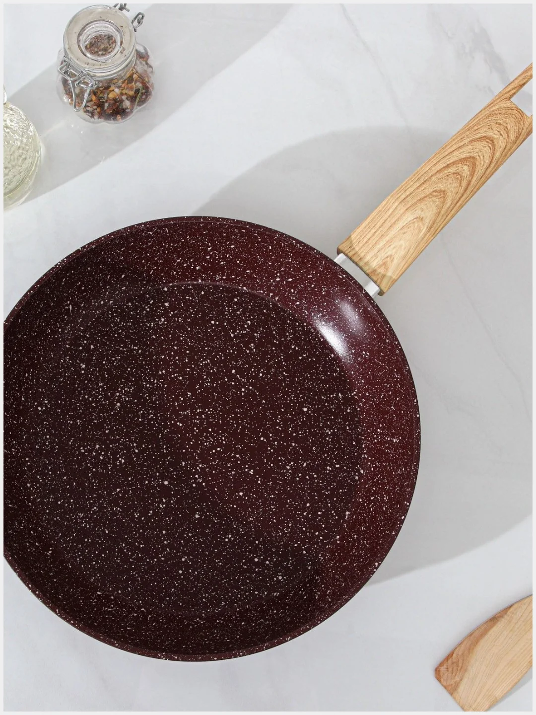 Бордовый сковорода кованая Magistro Natural, ручка soft-touch, антипригарное покрытие