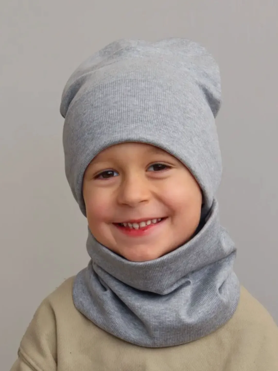Серый комплект демисезонный для мальчика 3-7 лет .Шапка и снуд для мальчика