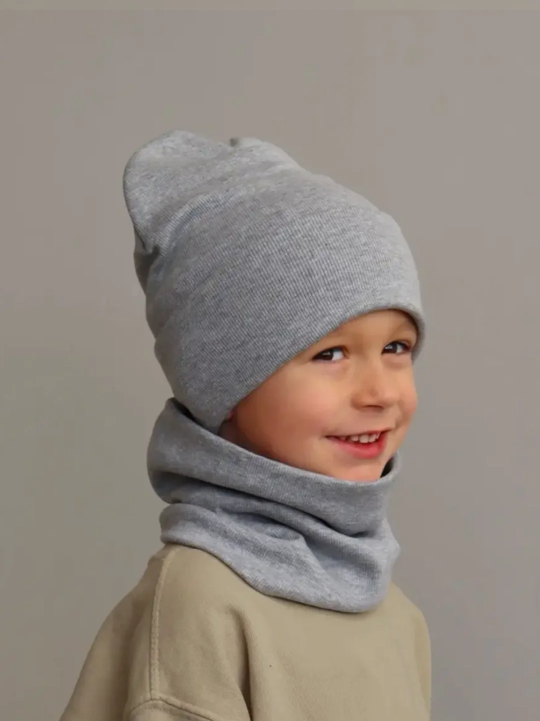 Серый меланж комплект демисезонный для мальчика 3-7 лет .Шапка и снуд для мальчика