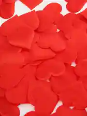 Красный конфетти декоративное сердце атлас 3,5 см - 100 шт