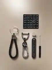 Черный брелок для ключей с карабином и петличкой с номером телефона