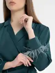 Зеленый платье вечернее с перьями