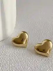 Золотой серьги сердечки гвоздики