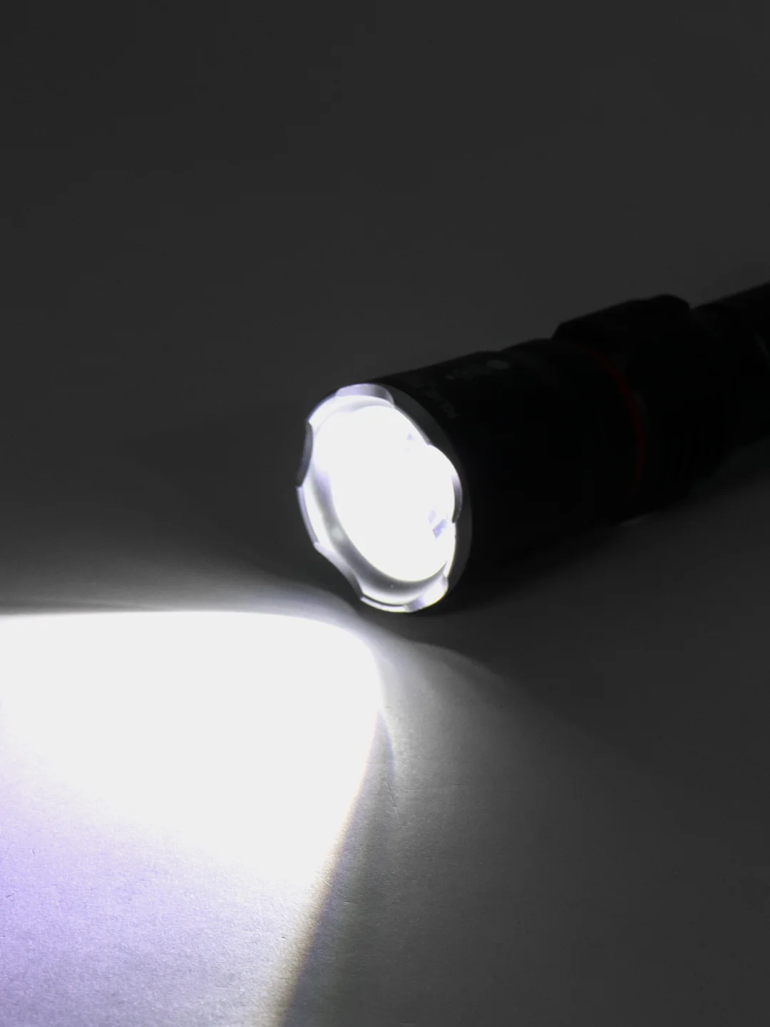 Аккумуляторный сверхяркий алюминиевый ручной фонарь с usb, линзой и магнитом