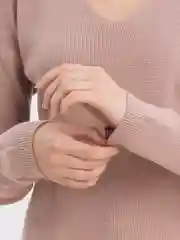 Пудровый женский свитер