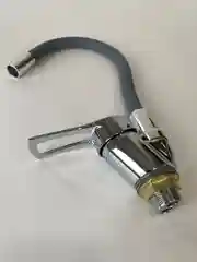 Серый смеситель для кухни с гибким изливом