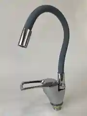 Серый смеситель для кухни с гибким изливом