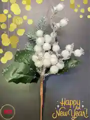 Белый украшение новогоднее, декоративная еловая ветка с ягодами, на елку, для интерьера дома