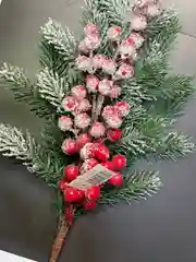 Коричневый украшение новогоднее, декоративная еловая ветка с ягодами, на елку, для интерьера дома