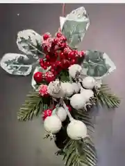 Красный украшение новогоднее, декоративная еловая ветка с ягодами, на елку, для интерьера дома