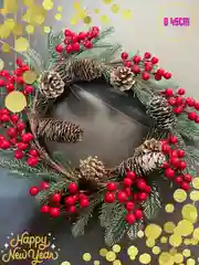 Алый венок новогодний хвойный с шишками, ягодами. Украшение рождественское для дома
