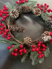 Алый венок новогодний хвойный с шишками, ягодами. Украшение рождественское для дома