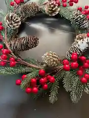 Алый венок новогодний хвойный с шишками, ягодами. Украшение рождественское для дома