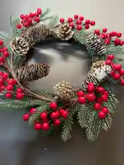 Алый венок новогодний хвойный с шишками, ягодами. Украшение рождественское для дома