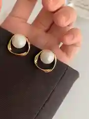 Женские серьги - гвоздики с искусственным жемчугом