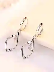 Серебряный висячие серьги-капельки с танцующим фианитом