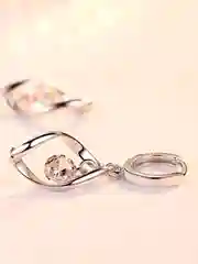Серебряный висячие серьги-капельки с танцующим фианитом
