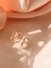 Женские серьги пусеты со стразами