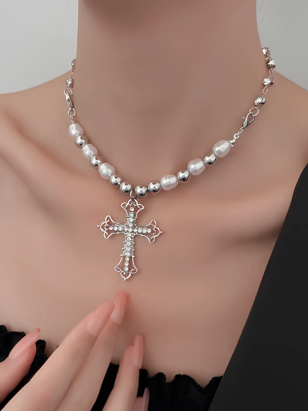 Женское ожерелье-цепочка с подвеской крест со стразами