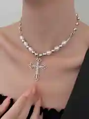 Женское ожерелье-цепочка с подвеской крест со стразами