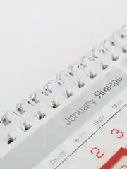 Серый календарь настольный 2025