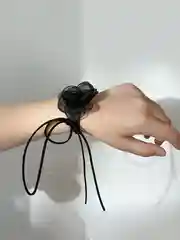 Угольный женский чокер с розой