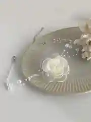 Белый женский чокер с розой