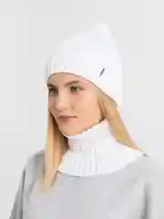 Белый шапка со снудом