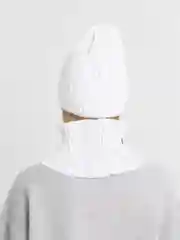 Белый шапка со снудом