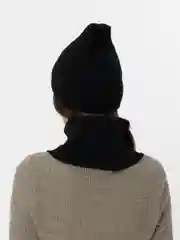 Черный шапка со снудом